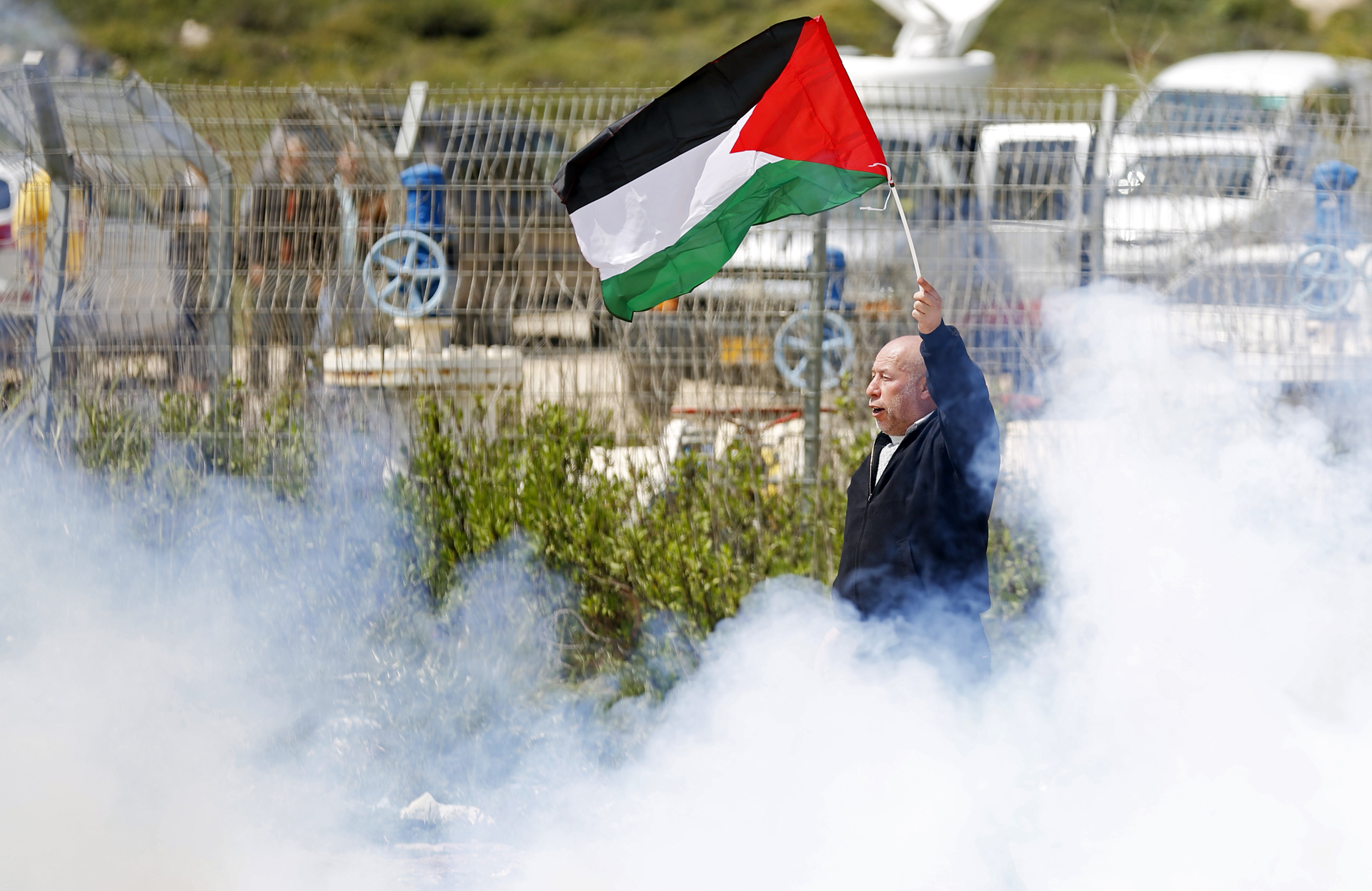 رفع العلم الفلسطيني في مظاهرة ضد الإحتلال.