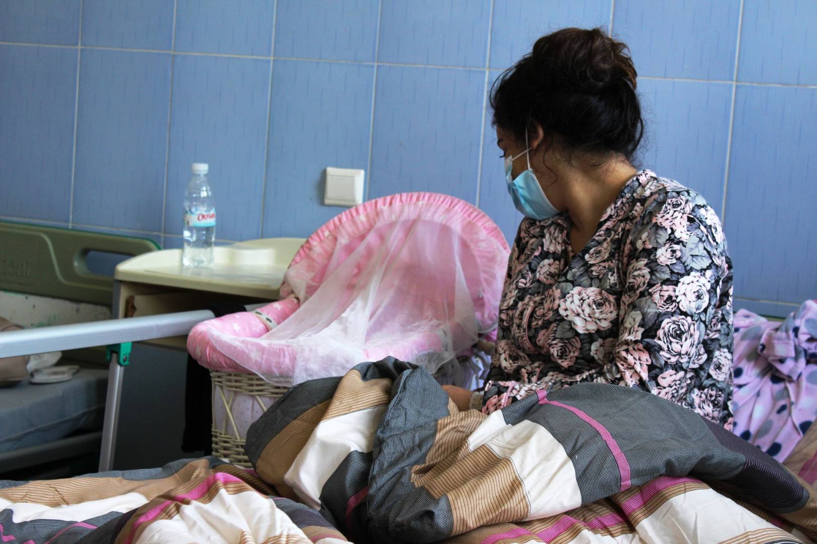 إمرأة في غرفتها في المستشفى بعد الولادة