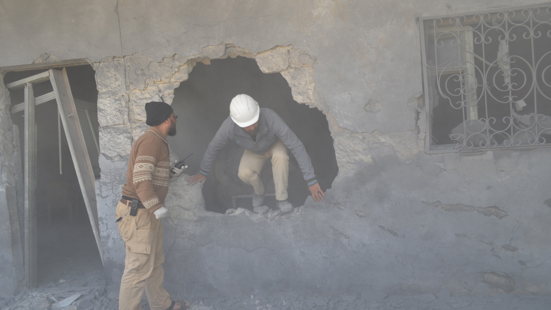 متطوع من الخوذ البيضاء يقوم بعمله الميداني
