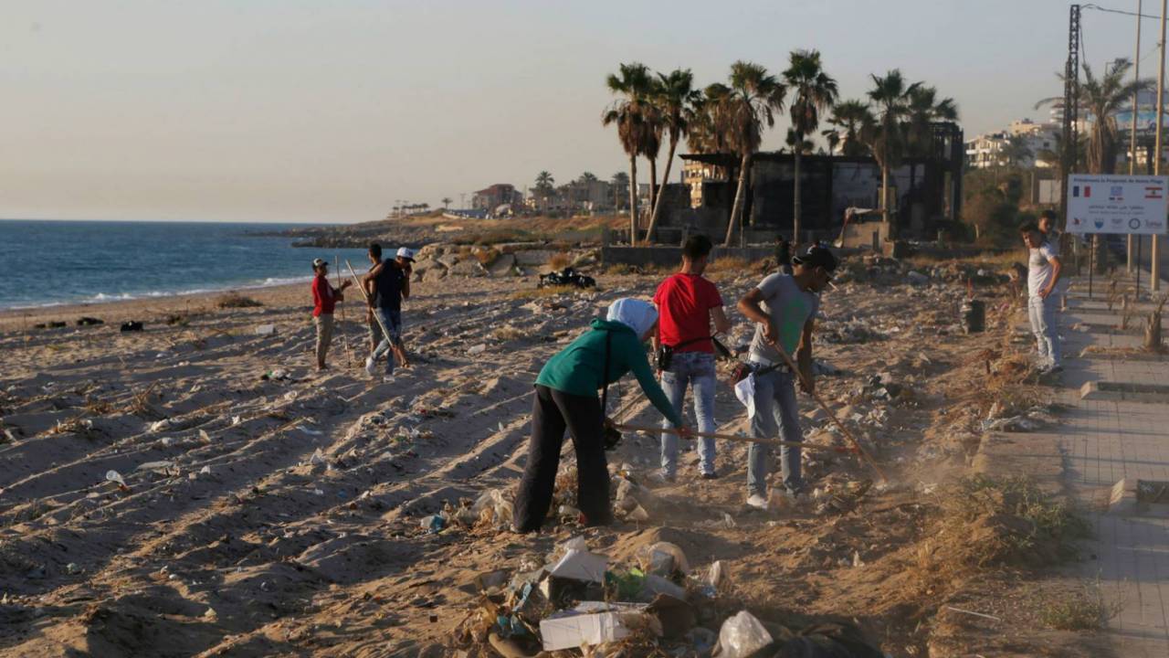 حملة شعبية لتنظيف الشاطئ