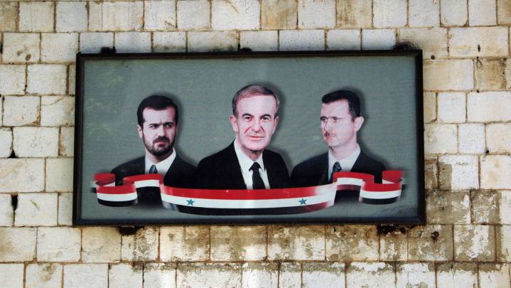 لوحة تصور الأسد الأب مع ابنيه باسل وبشار