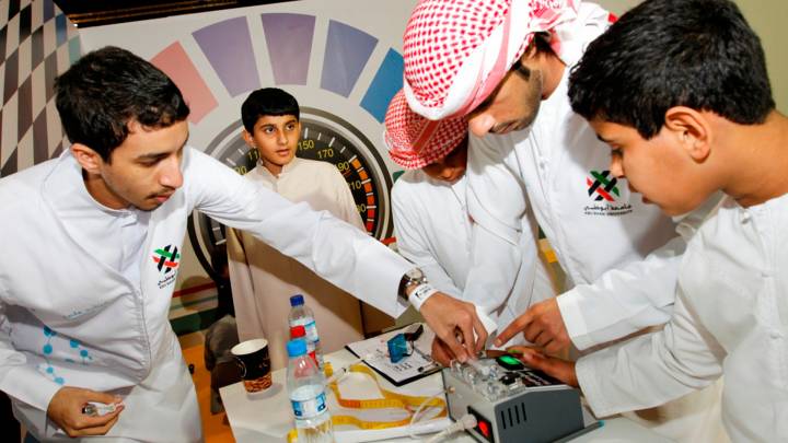 طلاب في معرض العلوم في ابو ظبي